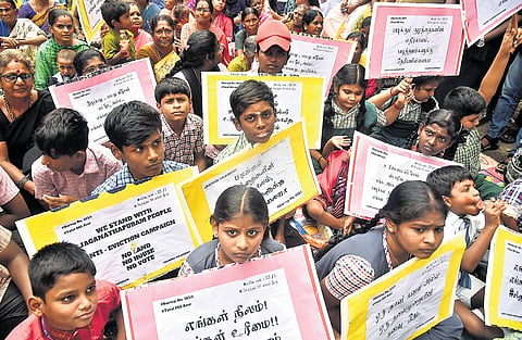 Residents of Jaganathapuram and Sasi Nagar staging protest against the biometric survey initiated by the Water Resources Department, on Monday