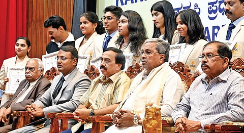 Chief Minister Siddaramaiah with Home Minister Dr G Parameshwara,
KOA President and CM’s Political Secretary Dr K Govindaraj and others at the KOA Award function in Bengaluru on Sunday