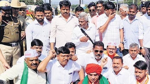Basavajaya Mrityunjaya Swamiji and other Panchamasali members block NH-4 in protest on Thursday