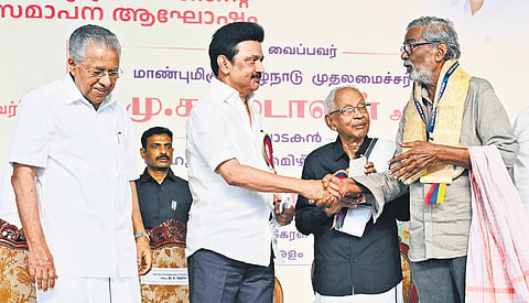 Stalin handing over Vaikom Award to Kannada writer Devanur Mahadeva as Kerala Chief Minister Pinarayi Vijayan looks on