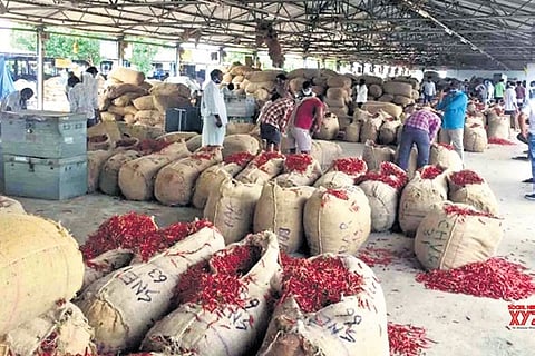 Experts predict prices may remain stagnant in the coming weeks until international trade gains momentum.