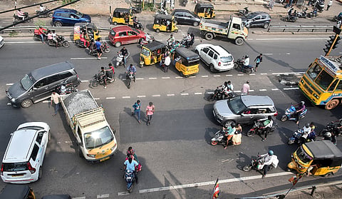 Haphazard movement of vehicles at junctions near Puzhal on
Madhavaram - Nallur NH.