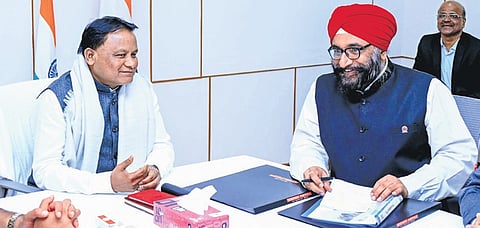IOCL chairman Arvinder Singh Sahney having a discussion with Chief Minister Mohan Charan Majhi at Lok Seva Bhawan in Bhubaneswar.