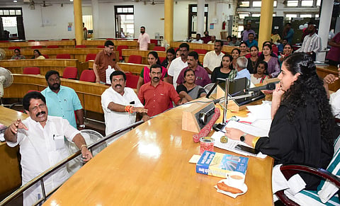 BJP councilors protest in front of Mayor Arya Rajendran over dumping of garbage in Tamil Nadu