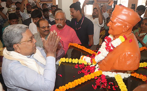 CM paying tribute to the statue of Gangadharrao Deshpande.