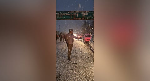 Himachal police directing traffic in heavy snowfall on the Manali-Leh highway.