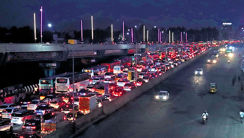 Heavy traffic seen in Perungalathur junction on Sunday evening as people return to the city after Pongal holidays