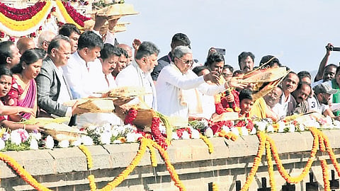 Chief Minister Siddaramaiah and Deputy Chief Minister DK Shivakumar perform
Ganga Puja at Vani Vilas Sagar dam in Chitradurga district on Thursday.