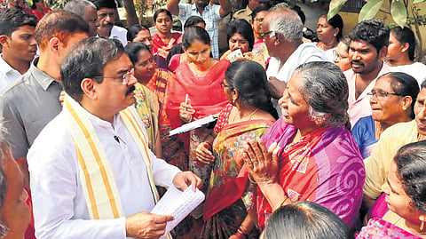 Minister Nadendla launches padayatra
to resolve public issues in Tenali