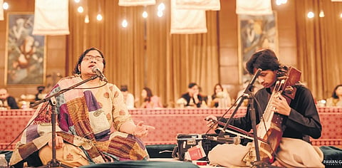 A performance by Anjan Mehrotra at Nausha Farmaiye