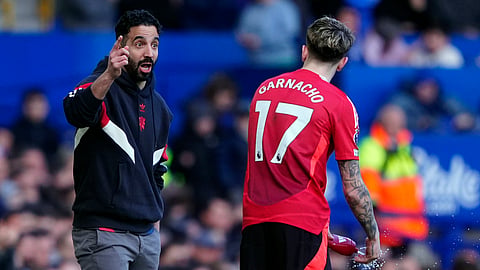 Manchester United manager Ruben Amorim gestures to Alejandro Garnacho