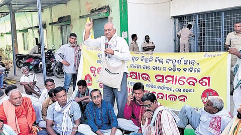 Farmers staging protest outside Sohela Tehsil office on Friday