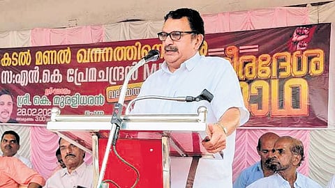 Senior Congress leader K Muraleedharan inaugurating the coastal march led by
MP N K Premachandan at Valiyathura.