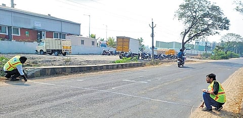 Officials conduct survey for extending Tenali Mangalagiri road