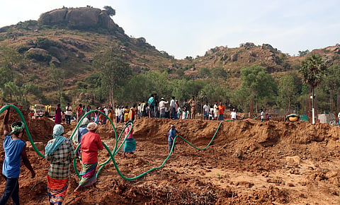 Over 100 people gathered at the construction site on Tuesday morning and staged a sit-in protest, demanding an immediate halt to the use of lake water.