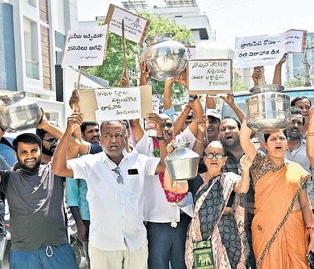The protesters, led by colony president Umamaheshwar Reddy, included members of the senior citizens’ association and the women’s association.