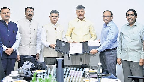 APCRDA and HUDCO officials exchange copies of `11,000 crore loan agreement at the residence of Chief Minister
N Chandrababu Naidu in Undavalli on Sunday.
