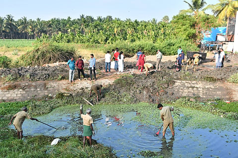 DVAC officials along with santiary workers engaged in searching the Rs 3,500 bribe money at Perur bug tank dumped by Vetrivel who serving as a VAO of Madvarayapuram village near Alandurai.