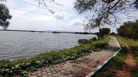 A picture of the pathway along Ramakkal lake.
