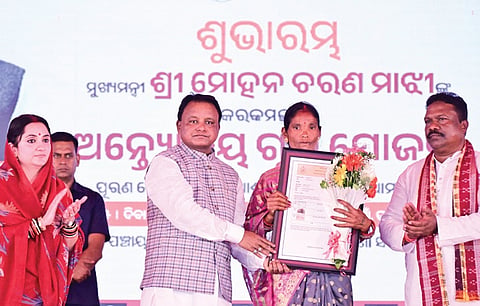 CM Mohan Charan Majhi hands over work order to a beneficiary during the launch of Antyodaya Gruha Yojana at Bhawanipatna, on Sunday