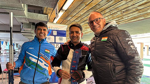 Chain Singh (middle)