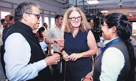 Loco pilot Gopika Santosh interacts with Kochi Metro CMD Loknath Behera and Caren Blume, Deputy Head of Development Cooperation at the Embassy of the Federal Republic of Germany
on the sidelines of the 7th edition of the GSDP Conversation Series ‘Green and Inclusive Mobility’