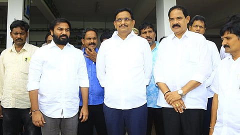 Vijayawada MP Kesineni Sivanath (Chinni) inaugurated the Amaravati Premier League cricket tournament for journalists at Mulapadu cricket stadium on Friday.