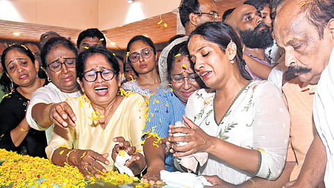 Arathi Menon, daughter of N. Ramachandran, who was killed in the terrorist attack in Pahalgam, is inconsolable as she pays last respects to her father at Changampuzha Park, Edappally, Kochi. Wife Sheela Ramachandran and son Aravinda Menon are also seen