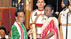 Artiste Durga Charan Ranbir and President Droupadi Murmu.