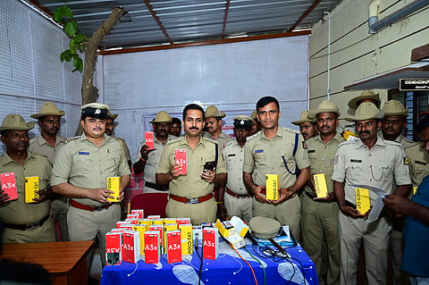 The Chikkaballapur CEN (Cyber, Economic and Narcotics) Police cracked a major mobile phone theft case by arresting seven individuals from the Mewat area of Haryana and Rajasthan.