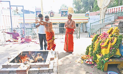 A priest pours sacred offerings into the pyre during a homa that was held for the success of the Indian Armed Forces in Operation Sindoor, at Gavi Gangadhareshwara Temple in Bengaluru on Thursday