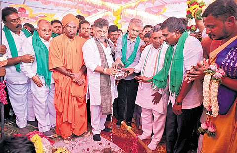 Deputy Chief Minister DK Shivakumar performs guddali puja for the Vrishabhavathi River Lift Irrigation Project in Nelamangala on Thursday. Ministers Krishna Byregowda and KH Muniyappa, and MLA Srinivas look on