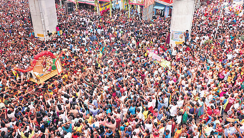 Hundreds of people welcome Lord Kallalagar during the ‘ethir sevai’ ritual in Madurai on Sunday