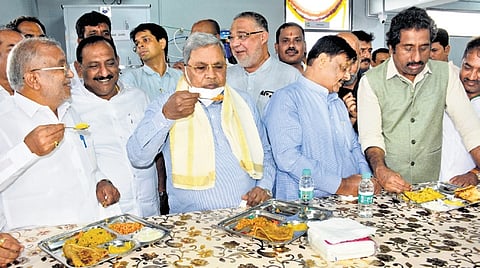 Chief Minister Siddaramaiah enjoys breakfast at the Indira Canteen in Hinkal, Mysuru, which he inaugurated on Saturday.