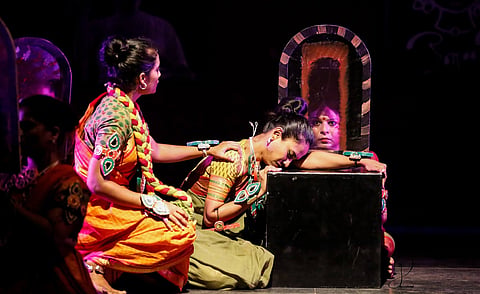 A still from 'Avvai'