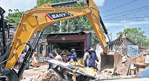 City corporation with the help of police evicting traders from the Palayam Connemara Market on Tuesday.