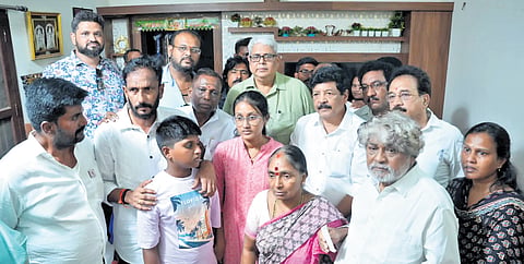 Minister Kandula Durgesh handed over aid to the victim’s family