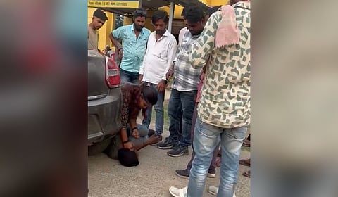 BJP leader Jyoti Mahant thrashing the farmer on the Ravanabhata Maidan road in Korba.