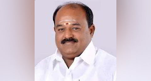 Functionaries of various political parties and the public paid their last respects to him at his home at Rakkiyapalayam in Tiruppur