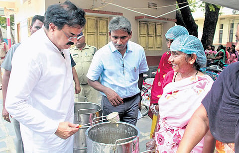 Minister for Civil Supplies and Food Nadendla Manohar inspecting the quality of midday meal at Chenchu Rama Naidu High School in Tenali