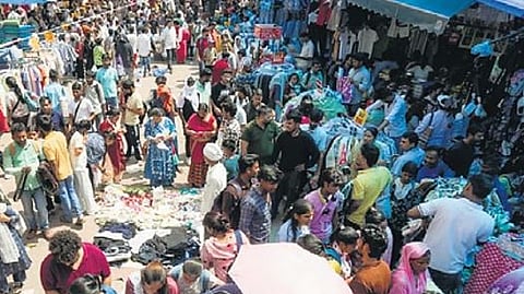 A view of the Sarojini Nagar Market full of customers.