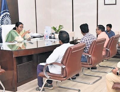 The instructions were issued during a review meeting at the Collector’s chamber on Friday, attended by officials from the Roads and Buildings (R\&B) Department, Guntur Municipal Corporation (GMC), traffic police, and contractor engineers.