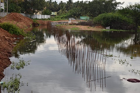 Locals in the Kuniyamuthur area have urged the Coimbatore City Municipal Corporation (CCMC) to expedite the construction of retaining walls of the Sengulam Tank in the city as the Southwest monsoon season has already begun