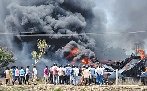 Due to delay in relief operations, railway sought locals’ help to detach wagons from the train in Tiruvallur