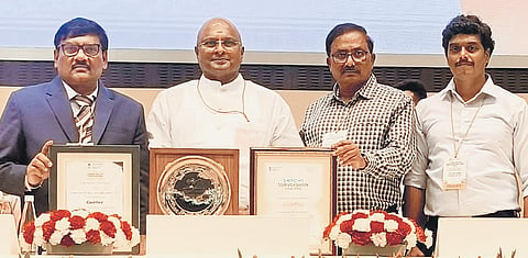 Mayor K Ravindra and GMC Commissioner Puli Srinivasulu with award