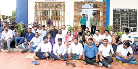 BJD members protesting in front of the AIIMS-BBS burn unit