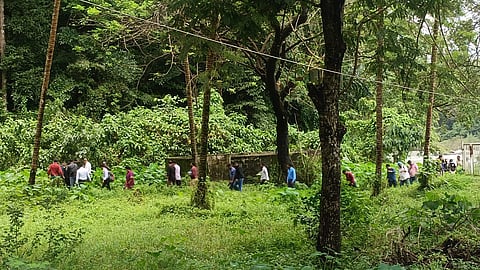 Labourers being taken to alleged burial sites by SIT officials