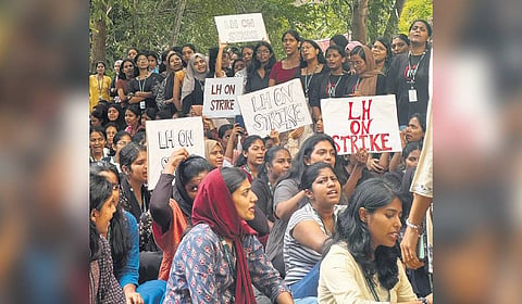 Inmates gathered before the hostel at the College of Engineering, Thiruvananthapuram, against the unhygenic food at the mess