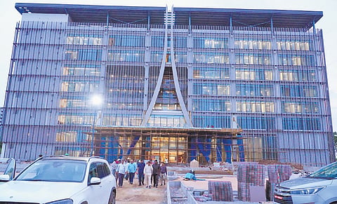 MAUD Minister Ponguru Narayana, accompanied by senior officials, inspected the CRDA building and reviewed finishing works at Rayapudi on Monday.
