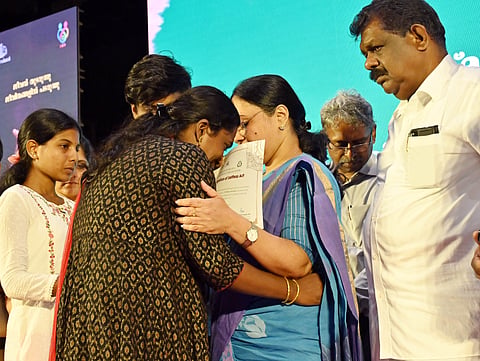A family member is overcome with emotion, breaking down in tears in front of Health Minister Veena George during the "Smrithi Vandanam" ceremony held in Thiruvananthapuram to commemorate deceased organ donors and honor their families.